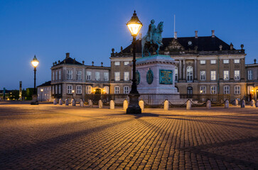 Naklejka premium Palais Schack oder Palais Christian IX und Reiterstandbild Frederik V in der Abenddämmerung, Schloss Amalienborg, Kopenhagen, Dänemark