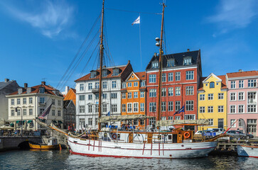 Segelboot im Nyhavn Kanal, Nyhavn, Kopenhagen, Dänemark