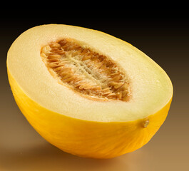 Halbe Honigmelone auf schwarzem Fond