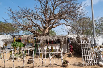 Keuken spatwand met foto Une cabane d'artiste construite sous un baobab avec des matériaux de récupération dans la ville de Dakar au Sénégal en Afrique de l'Ouest © Pierre
