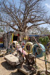 Une cabane d'artiste construite sous un baobab avec des mat&eacute;riaux de r&eacute;cup&eacute;ration dans la ville de Dakar au S&eacute;n&eacute;gal en Afrique de l'Ouest