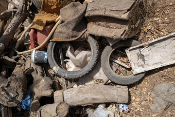 Fototapeta na wymiar de vieux pneus automobiles abandonnées dans une rue de Dakar au Sénégal en Afrique de l'Ouest
