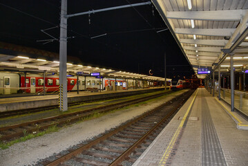 Villach, Bahnhof, Bahnsteig, Bahnsteige, Nacht, Hauptbahnhof, Gleis, Gleise, Schienen, Lampen, Beleuchtung, Signal, Signale, Zug, Züge, abgestellt, Triebwagen, ÖBB, Mast, Masten, Eisenbahn, elektrifiz