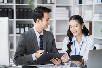 Obraz premium Businessmen team or financial data analysts working with tablets and laptop computers and data graphs together. Plan to analyzing projects in the office.