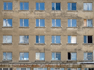 Außenansicht eines alten Wohnblocks in Prora mit vielen Fensterreihen, Rügen, Deutschland