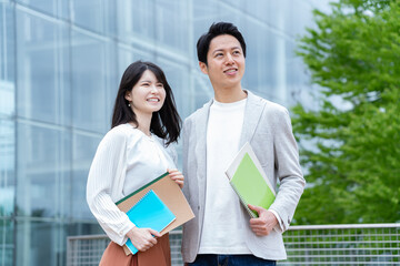 学校で私服を着た日本人男女のポートレート