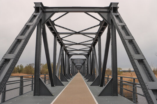 Neue Fahrradbrücke über der Oder; Europabrücke bei Neurüdnitz