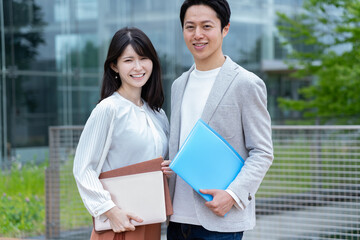 学校で私服を着た日本人男女のポートレート