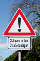 Verkehrsschild Gefahrstelle, Schäden in den Straßenanlagen, Blauer Himmel, Deutschland