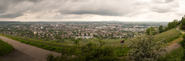 Fototapeta na wymiar Detailreiche Panoramaaufnahme vom Wartberg aus über Heilbronn im Mai mit Regenwolken