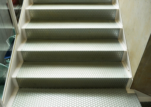 Escalera de chapa estriada de acero. Arquitectura industrial