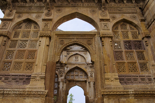 Details of carvings on the outer wall of Jami Masjid (Mosque), UNESCO protected Champaner - Pavagadh Archaeological Park, Gujarat, India. 