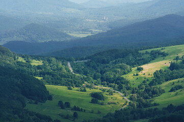 Krajobraz wiosenny w zielonych górach Bieszczady,
Tło naturalne.