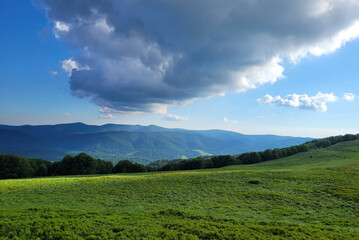 Krajobraz wiosenny w zielonych górach Bieszczady,
Tło naturalne. © Adam Sadlak