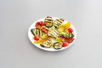 Verdure, Grigliate, ingredienti, melanzane, peperoni, zucchine, prezzemolo, piatto, bianco, grigio, tavolo, grigio, inclinato, prospettiva, piatto, bianco, neutro, nuovo, cena, alimento, pasti, piatti