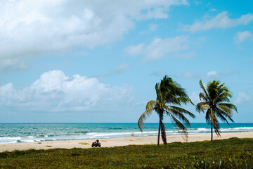 Praia com pessoas passeando