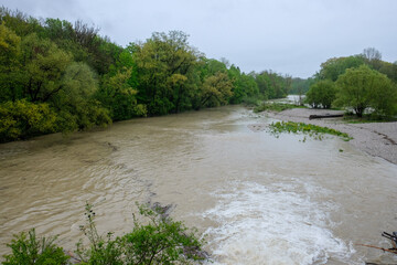 Hochwasser an der Isar am Flauchersteg Stufe 1 Mai 2023 in München