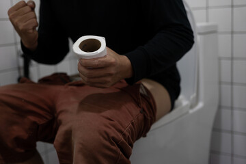 Working men have abdominal pain and diarrhea. Prepare a tissue holder to sit on the toilet to poop in the bathroom.