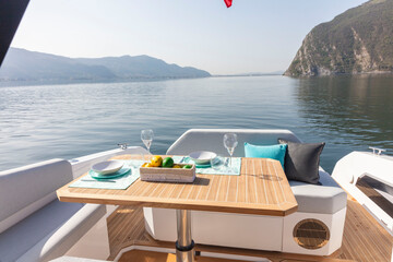 table setting luxury motor yacht - 603358061