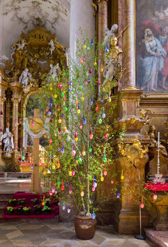 Geschm&uuml;ckter Osterbaum im Marienm&uuml;nster in Die&szlig;en am Ammersee, Bayern, Deutschalnd