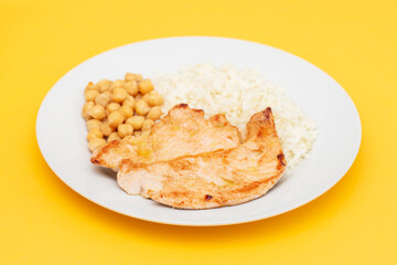 grilled chicken with chick-peas and boiled rice