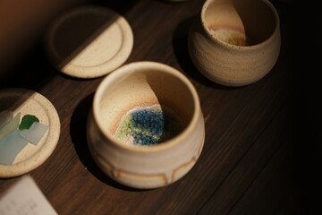 Glittery stones in the Japanese traditional pottery 