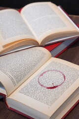 Obraz premium páginas de libro y vino tinto