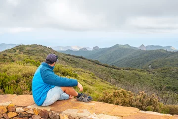 Crédence de cuisine en verre imprimé les îles Canaries A man after finishing trekking on top of Garajonay in La Gomera, Canary Islands
