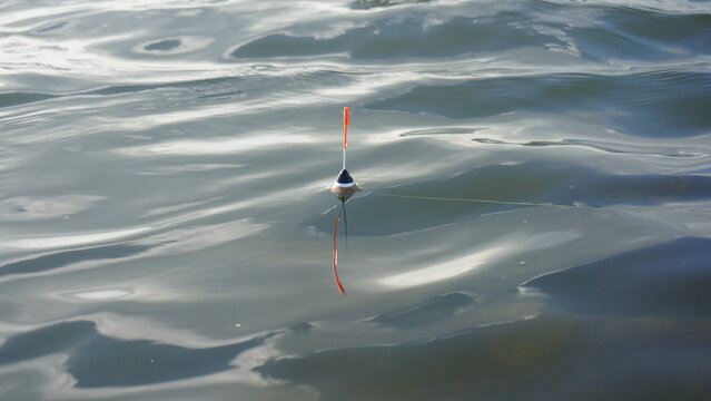 Angelpose im blauen Wasser