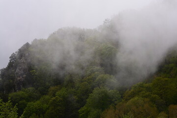 PAESAGGIO MONTANO CON NEBBIA,GIFFONI VALLE PIANA,SUD ITALIA,15 MAGGIO 2023.