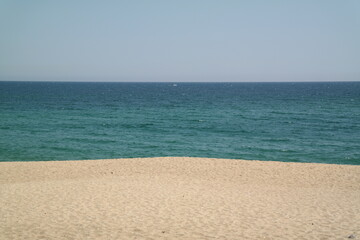 Fototapeta na wymiar sandy beach and sea horizon