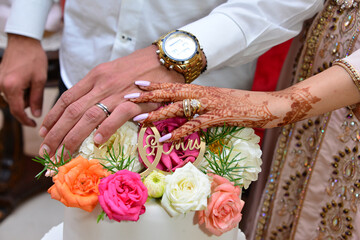 A moroccan wedding couple hands.