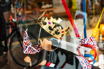 Spielzueg Hund mit Krone und Union Jack Halstuch in einem Schaufenster in Brighton, England