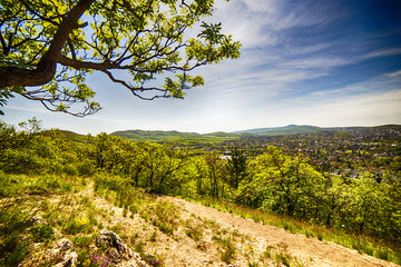 Fototapeta premium Reiseziel in den Bergen in Frühling