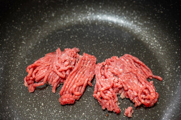 合挽肉を炒める