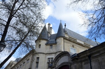 Historic building in Le Marais, Paris - 603449252