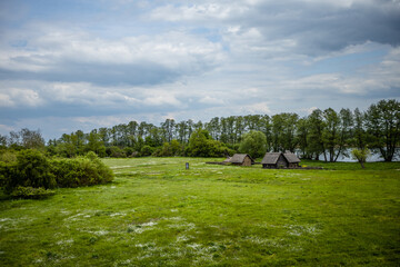 Drewniane budowle małego skansenu na Ostrowie Lednickim