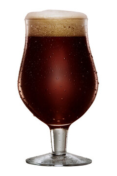 Ta&ccedil;a de vidro com cerveja escura gelada isolado em fundo transparente - copo de chope escuro gelado
