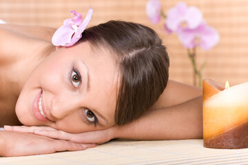 Obraz na płótnie Canvas young woman relaxing in spa salon