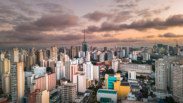 Bairro Liberdade Cidade S&atilde;o Paulo Paulista Sudeste Brasil Urbano Arte Grafite Pixo Igreja Avenida Rua Carros Turismo Turista Paulistano Viaduto Transporte Paisagem Urbana A&eacute;rea Drone Jap&atilde;o Japon&ecirc;s C&eacute;u