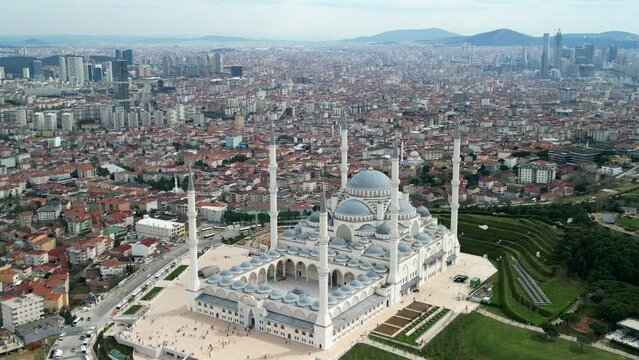 Camlica Mosque on the hill of Istanbul, zoom-out