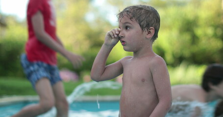 Obraz premium Children at the swimming pool during summer day outside