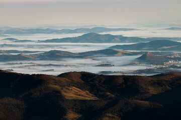 Amanhecer com nevoeiro nos vales da Mantiqueira