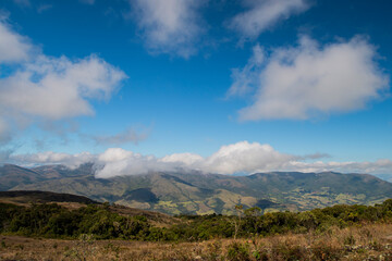 Panorâmica de nuvens por cima da montanha da Mantiqueira