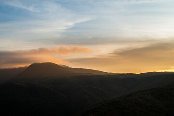 Amanhecer Mantiqueira com nuvens sobre a montanha, Minas Gerais, Brasil