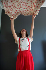 Mujer ama de casa haciendo tareas del hogar