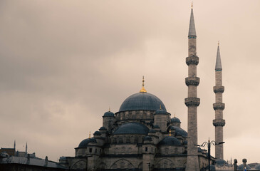 Fototapeta na wymiar The historical Yeni Cami, featuring Ottoman architectural style, is showcased in this photo with its dome and minarets in view, capturing the essence of its timeless beauty.