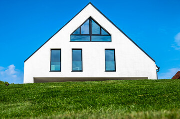 Obere Etagen eines luxuriösen Wohnhauses mit einem Erdwall als Sichtschutz