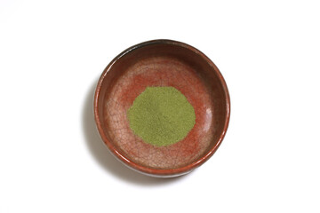 白背景の茶碗の中の抹茶