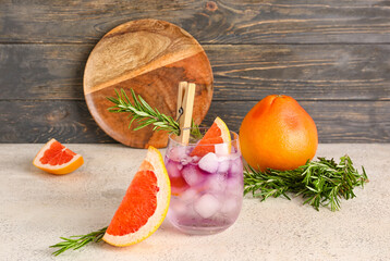 Gin and tonic with grapefruit on table